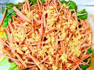 16、香酥黑椒手抓饼,这时候该肉松上场了，将肉松均匀撒在上面。