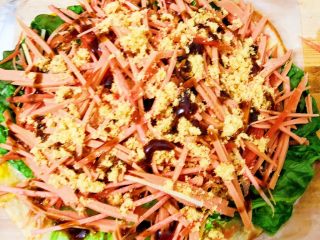 17、香酥黑椒手抓饼,然后再淋一次黑胡椒酱，完成制作。