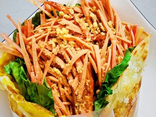 18、香酥黑椒手抓饼,将制作完毕的手抓饼左右两边3／1处对折包好，由于条件受限没有包装袋，可将手抓饼皮塑料包装纸进行包装的。