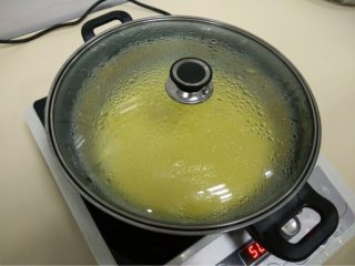 6、冰皮月饼,如图盖上保鲜膜中小火蒸15分钟