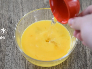 5、好喝到爆的番茄蛋汤,原来诀窍在这里!,鸡蛋倒入碗中打匀,加少许清水拌匀