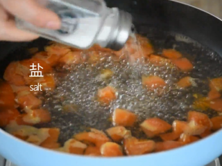 7、好喝到爆的番茄蛋汤,原来诀窍在这里!,番茄变软后,放入盐、胡椒粉调味