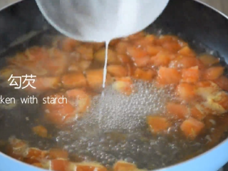 8、好喝到爆的番茄蛋汤,原来诀窍在这里!,然后将水淀粉倒入汤锅中,搅匀