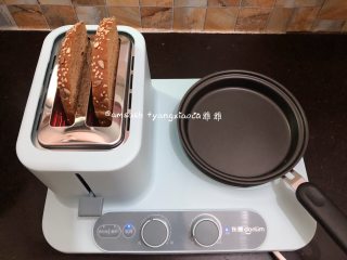 1、早餐三明治,把全麦吐司片放进卡士炉中，按下开关，旋转功能调至第3档，这个档数烤出来的刚刚好是我喜欢的
