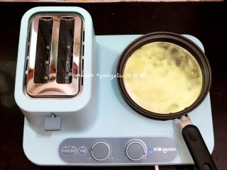 4、早餐三明治,把加热档调到最大，小平底锅中加入适量的食用油，把蛋白煎好倒出来