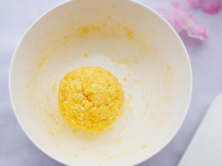6、松软香甜的米粉小软饼,搓成一个面团状。