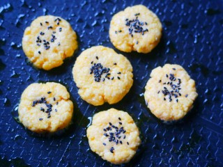 10、松软香甜的米粉小软饼,表面撒上黑芝麻。