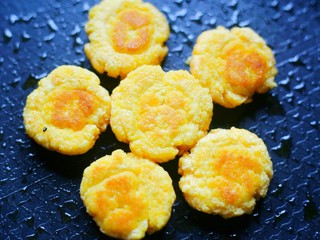 11、松软香甜的米粉小软饼,烙至两面金黄。