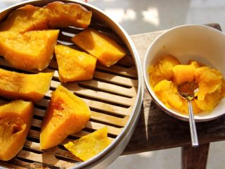 3、南瓜馒头,用勺子取出南瓜泥