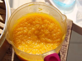 4、南瓜馒头,放入料理机打成细腻的泥