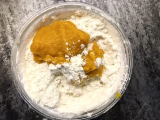 6、南瓜馒头,慢慢加入面粉、南瓜泥中