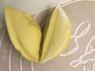 14、南瓜馒头,面团切开后无气孔就算揉好