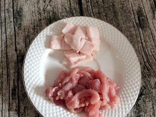2、豆角焖面,猪肉的精肉和肥肉分开切