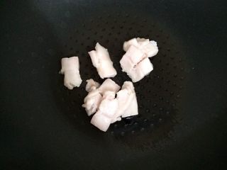 3、豆角焖面,锅烧热不放油直接放肥肉炒