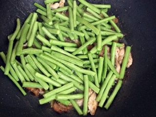 6、豆角焖面,加豆角翻炒