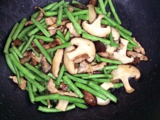 7、豆角焖面,加香菇