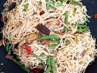 11、豆角焖面,水份吸收差不多的时候翻一下，拌匀，再焖五分钟即可