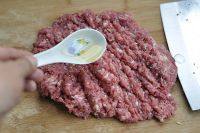 1、芹菜饺子,猪肉切碎后倒入一汤匙植物油可方便剁制(比放水效果要好)