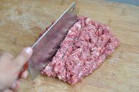 2、芹菜饺子,把猪肉细细的剁成肉糜