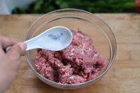 3、芹菜饺子,剁好的肉糜盛到干净的小盆里,撒入适量精盐