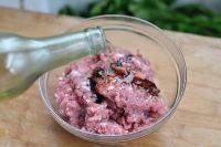 5、芹菜饺子,倒入适量料酒,搅匀腌渍30分钟