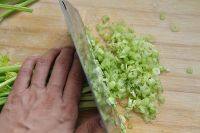6、芹菜饺子,芹菜择洗干净,控净水后切碎