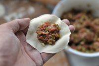11、芹菜饺子,把剂子擀成薄饺子皮,放入馅料包成饺子