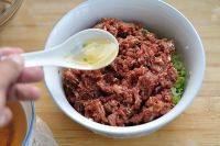 8、芹菜饺子,倒入两汤匙熟植物油