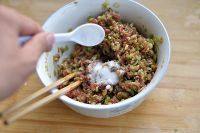 9、芹菜饺子,加入适量精盐,搅匀即可