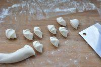 10、芹菜饺子,面粉合成面团,饧好后切成小剂子