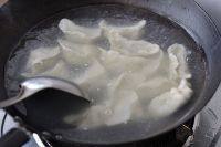 13、芹菜饺子,锅里坐水,水开后下入饺子。开锅后点两次凉水,等饺子完全浮起、鼓胀即可捞出
