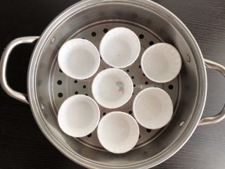 6、红糖开花发糕,准备烘焙纸杯或者小碗，表面刷一层薄薄的油