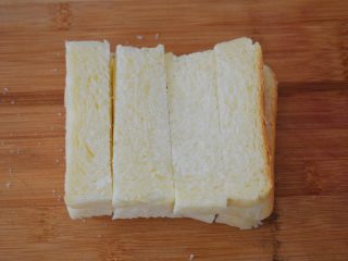 2、蒜香吐司条,吐司条一片切成4条