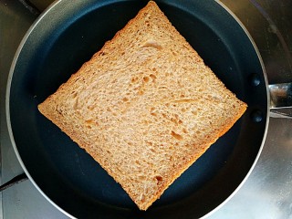 2、沼三明治,将全麦吐司切片放在平底锅中小火烘脆。（根据个人喜好，这步可以省略）