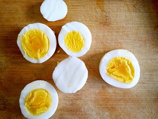 4、沼三明治,鸡蛋煮熟，切片。