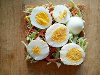 8、沼三明治,在卷心菜沙拉上铺上鸡蛋片。