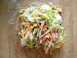 9、沼三明治,在鸡蛋片上再铺一层卷心菜沙拉。