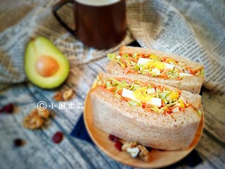 12、沼三明治,用保鲜膜包裹的三明治非常适合春游外出时带着，吃起来极为方便。