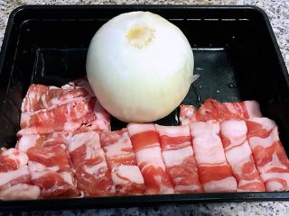 1、肥羊盖浇饭,准备原材料肥羊和洋葱备用