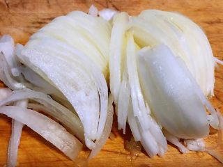 2、肥羊盖浇饭,洋葱切成丝状