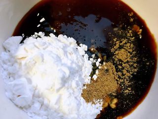 3、肥羊盖浇饭,准备调味料容器中放入蚝油、一品鲜酱油、糖、黑胡椒粉、淀粉