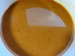 4、肥羊盖浇饭,添加适量清水搅拌均匀