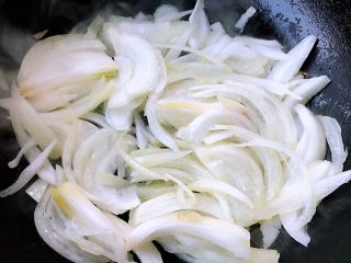 5、肥羊盖浇饭,锅中倒入底油加热放入洋葱丝爆香