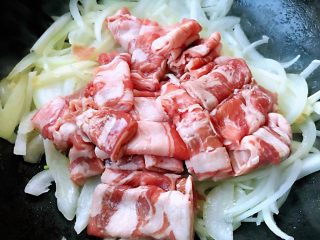 6、肥羊盖浇饭,洋葱丝炒至刚刚变色微软放入肥羊卷