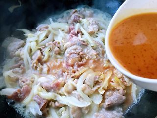 7、肥羊盖浇饭,肥羊卷炒至刚刚变色倒入调好的调味汁