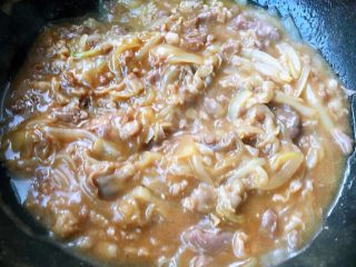 8、肥羊盖浇饭,大火快速翻炒使肥羊卷和洋葱完全和调味料混合均匀入味即可出锅享用