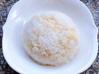 9、肥羊盖浇饭,米饭装入碗中再倒扣在盘中备用