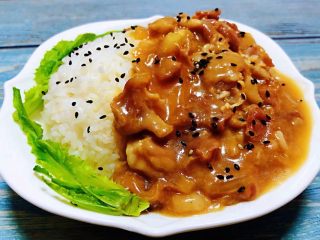 11、肥羊盖浇饭,撒上黑芝麻和搭配小绿菜叶就瞬间颜值爆棚哦