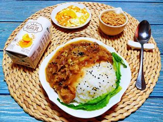 12、肥羊盖浇饭,搭配一个煎蛋、麻辣金针菇和酸奶就是标配的早餐