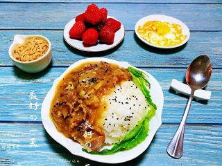 15、肥羊盖浇饭,早餐有肉、青菜、鸡蛋、水果都是我家大宝贝喜欢吃的哦